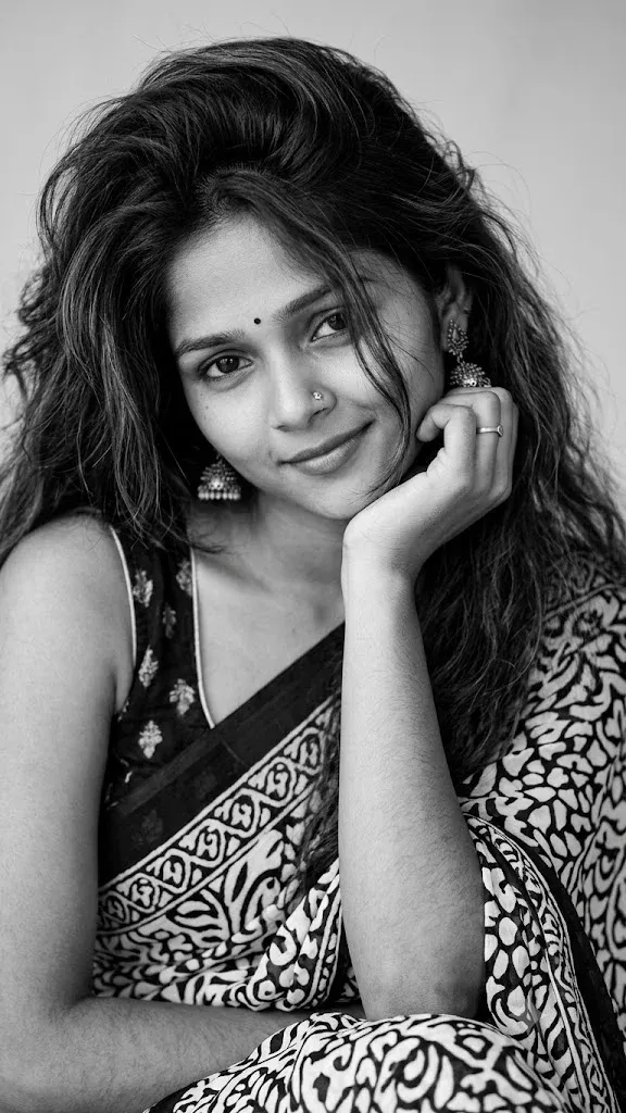 Black and white saree Gemini photo prompt