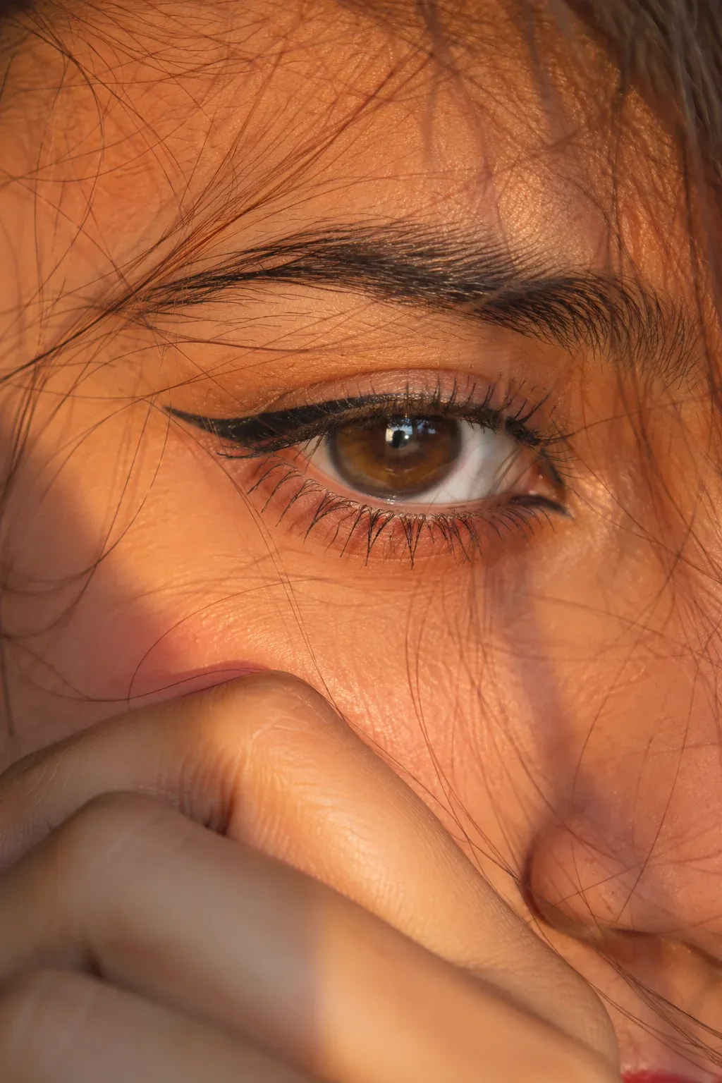 Golden hour eye portrait AI prompt